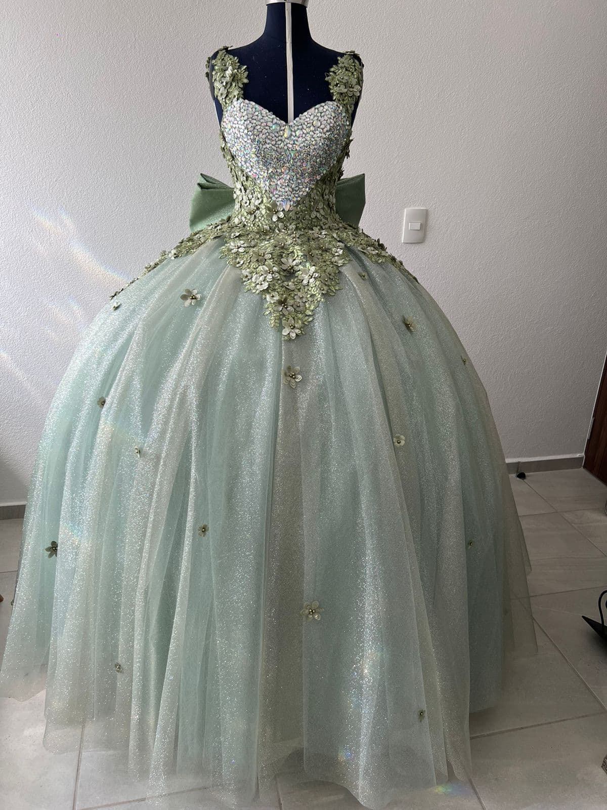 Vestido verde con piedras formando un corazón