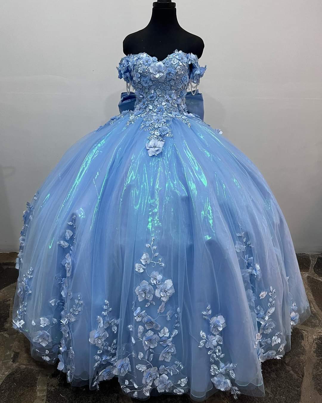 Vestido azul con detalles tornasol