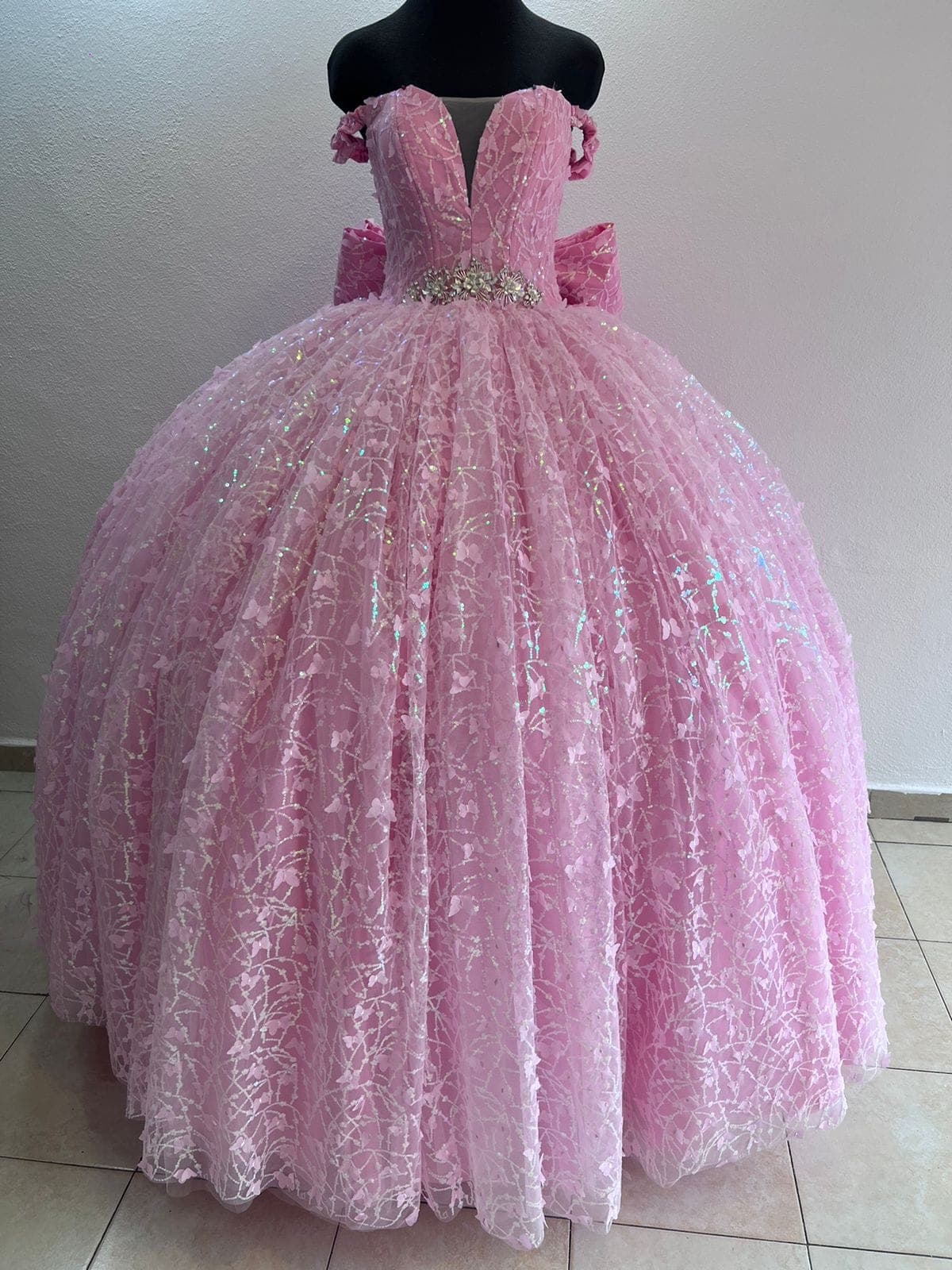 Vestido rosa con detalles tornasol